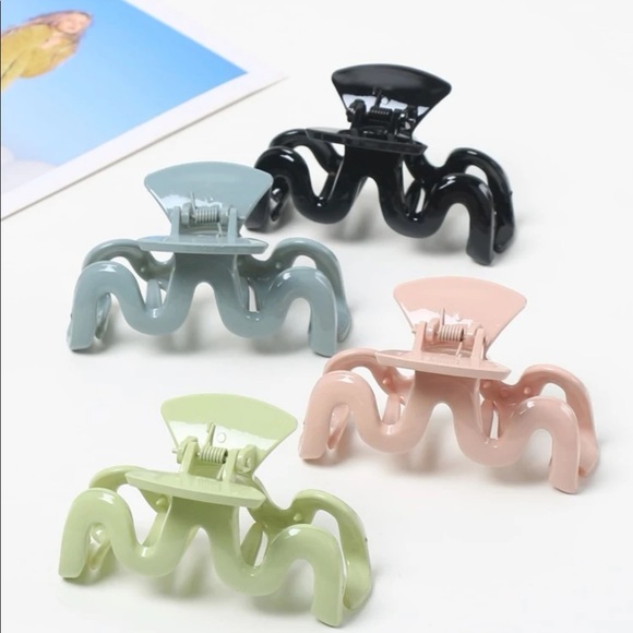 Set of 4 Matching Wavy Hair Claws - Picture 1 of 2